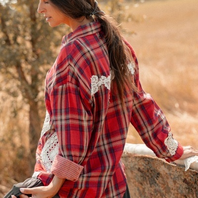 Blusa xadrez vermelha com renda branca e detalhes em vichy, usada por mulher em ambiente natural outonal
