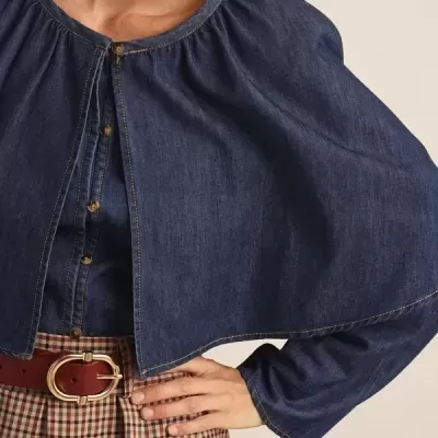 Blusa azul de ganga e calças às quadrículas com cinto castanho