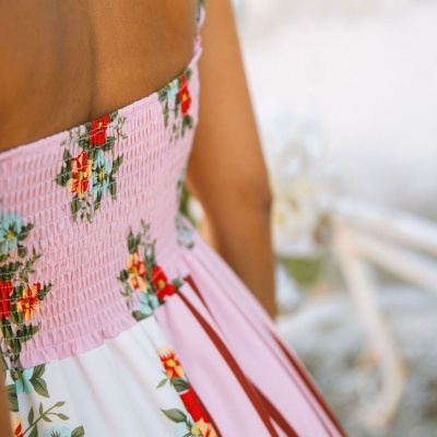 Vestido feminino rosa com padrão floral e alças finas