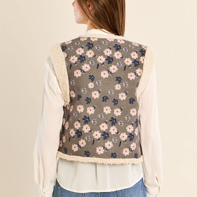 Colete feminino cinzento com padrão floral e detalhes em pelo sintético creme.