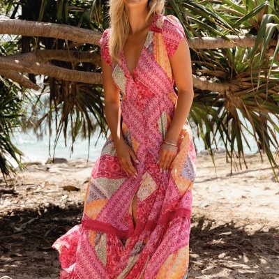 Vestido comprido patchwork em tons rosa, amarelo e verde com botões frontais junto à praia