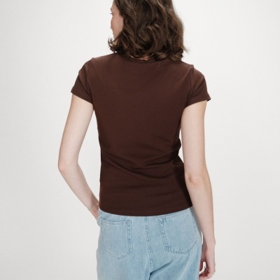 T-shirt castanha de manga curta vista de costas com calças de ganga azul claro