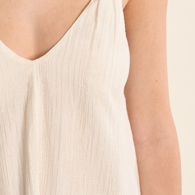Top feminino branco com fios dourados e alças finas