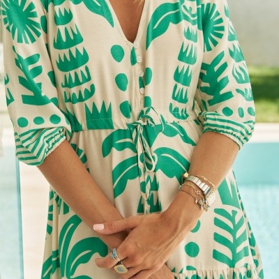 Vestido creme com padrão verde de folhas, botão e mangas 3/4