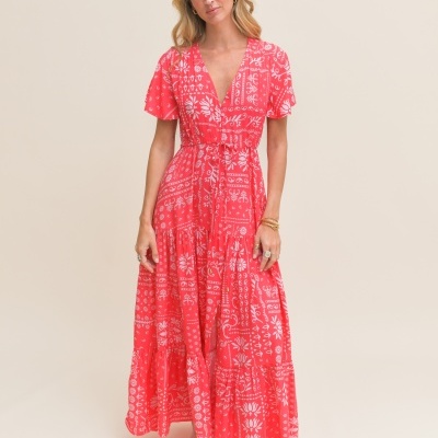 Vestido comprido vermelho com estampado branco de motivos florais e geométricos em modelo