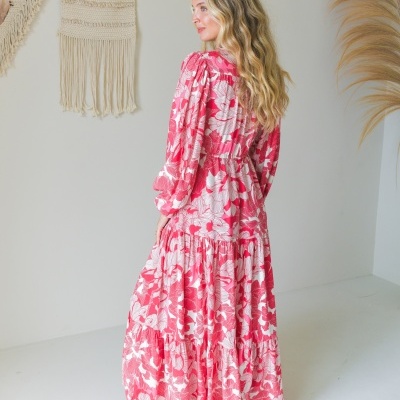 Vestido longo vermelho e branco com padrão floral