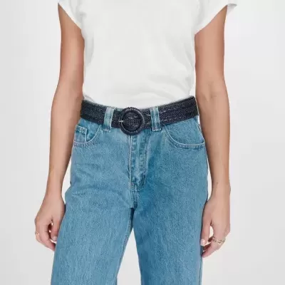 Cinturão preto trançado com fivela redonda usado com jeans azul e t-shirt branca