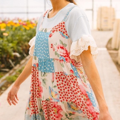 Vestido feminino colorido com padrão patchwork floral e bolinhas usado com t-shirt branca de mangas curtas rendadas