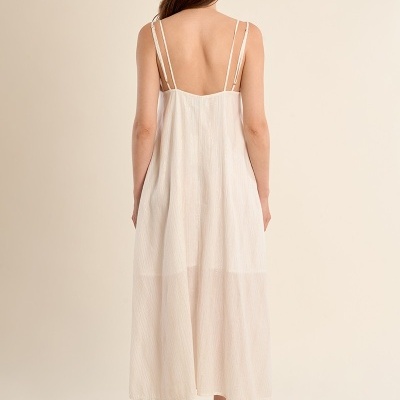 vestido feminino branco de alças com sandálias castanhas
