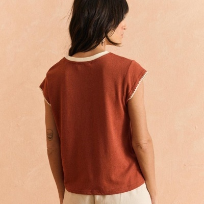 T-shirt castanha de manga curta vista de costas com acabamento branco nas mangas e decote