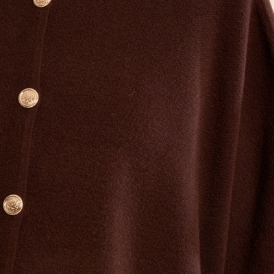 Cardigan castanho escuro com botões dourados verticalmente
