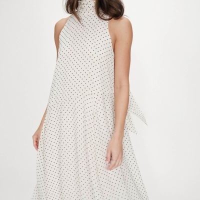 Vestido branco com pontos pretos e gola alta