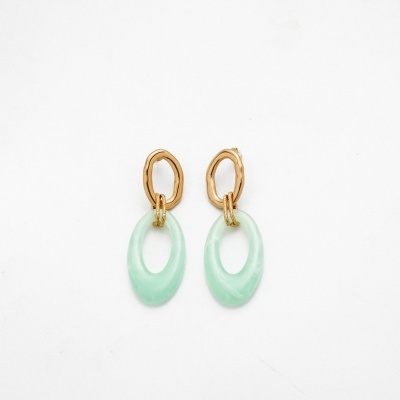 Brincos dourados com pendente oval verde água marmoreado
