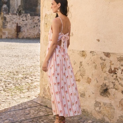 Vestido comprido rosa com riscas e flores e laço nas costas