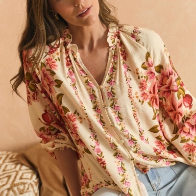 Blusa floral creme com mangas compridas e calças de ganga