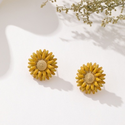 Brincos em forma de girassol amarelo com centro dourado