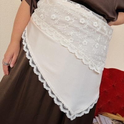 Lenço branco bordado com renda usado sobre vestido castanho