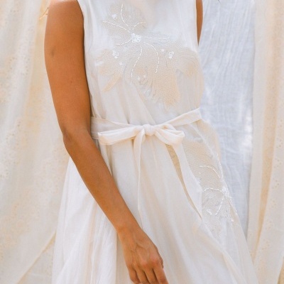 Vestido branco bordado com cinto amarrado