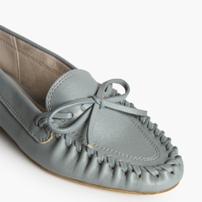Mocassim de couro azul claro com costura decorativa e laço