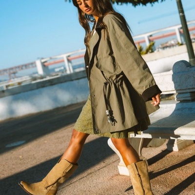Botas altas castanhas de camurça com salto e casaco verde militar com vestido verde