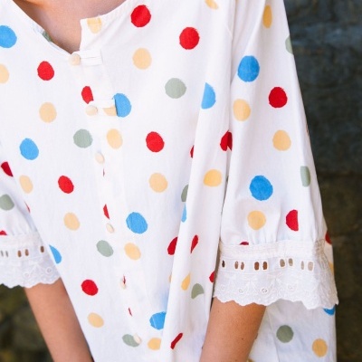 Blusa branca com bolinhas coloridas e renda na manga