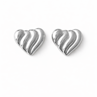 Brincos coração prateados com textura ondulada em fundo branco