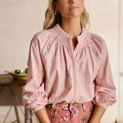 Blusa rosa com rendilhado e calças florais rosa