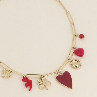 Colar dourado com pendentes variados em vermelho e dourado
