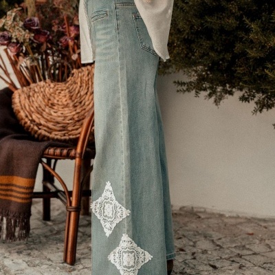 Calças de ganga largas azul claro com aplicação rendada branca e camisa branca com renda nas mangas
