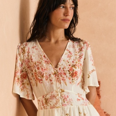 Vestido floral branco com botões forrados e mangas curtas