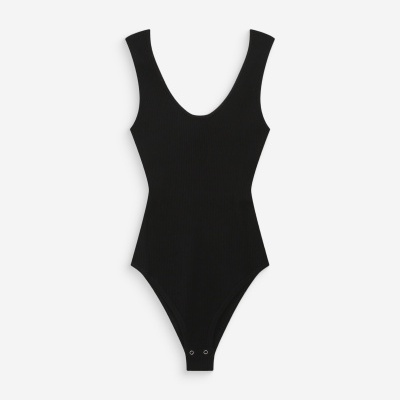 Body feminino preto em tecido canelado com decote redondo.