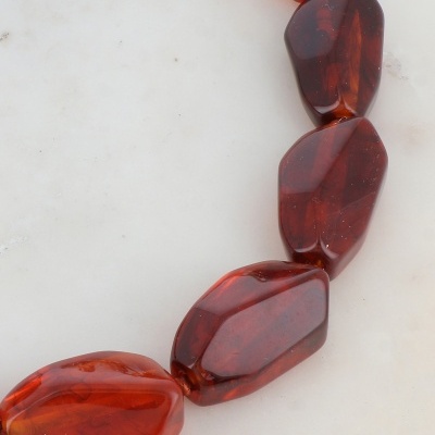 Colar com pedras vermelhas de resina facetadas
