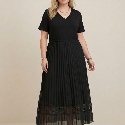Vestido comprido preto com saia plissada e renda na parte inferior