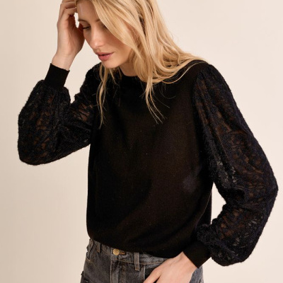 Camisola preta com mangas em renda e jeans cinza escuro