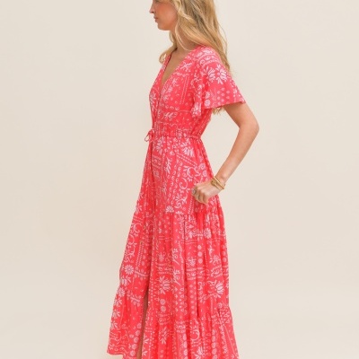 Vestido longo coral com padrão branco em modelo feminina