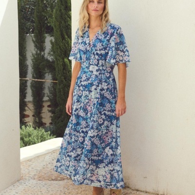 Vestido comprido floral azul e rosa com mangas curtas