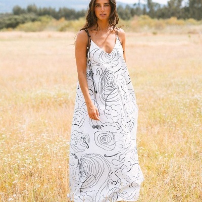 Vestido longo branco com padrão abstrato preto em campo aberto