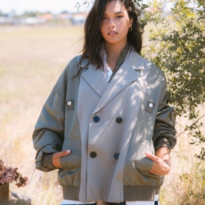 Casaco oversize feminino cinza e verde-oliva com botões e bolso exterior