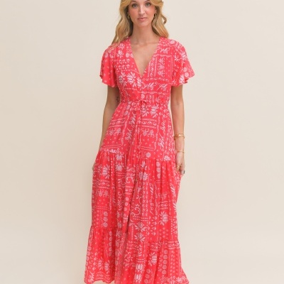 Vestido longo coral com padrão floral branco e decote em V
