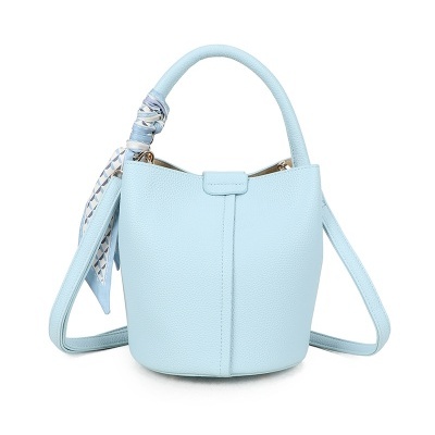 Mala de mão pequena azul clara com alça e lenço decorativo