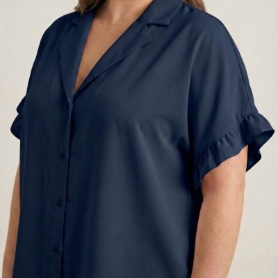 Blusa azul escuro com botões e mangas curtas com babados