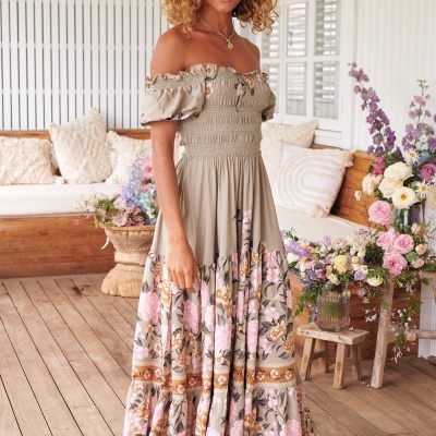 Vestido comprido floral bege com decote ombro a ombro e folhos