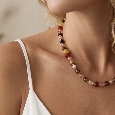 Colar colorido de contas em mulher com vestido branco alças finas
