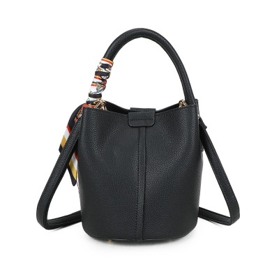 Mala preta de formato balde com alças e lenço colorido