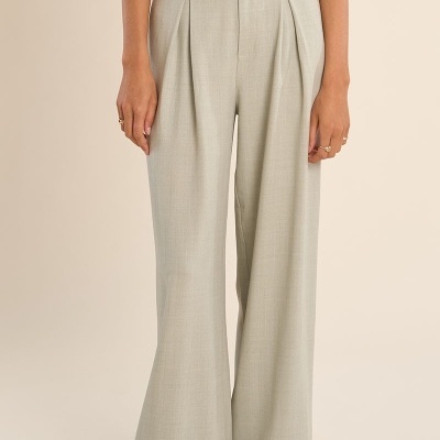 Calças largas cinzento claro com pregas frontais e t-shirt branca com bolso