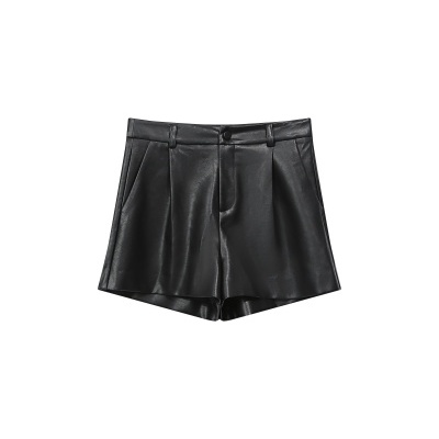 Calções curtos pretos de tecido que imita pele