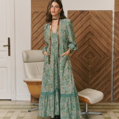 Vestido comprido verde com padrão paisley e mangas abalonadas