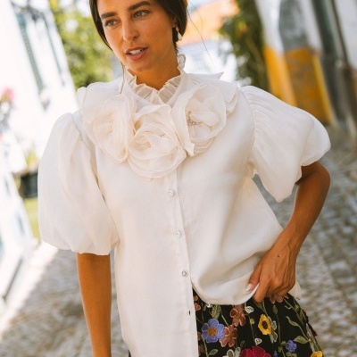 Blusa branca com flores grandes na gola e mangas bufantes