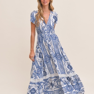 Vestido comprido feminino azul e branco com padrão floral e renda