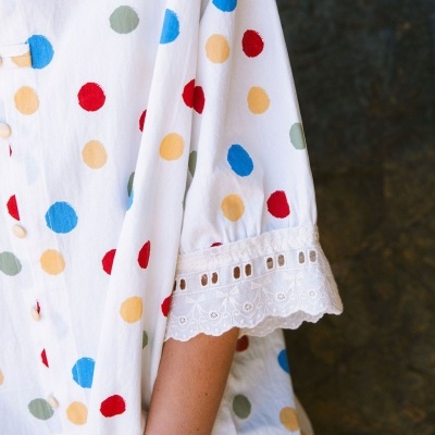 Camisa branca com bolinhas coloridas e renda na manga